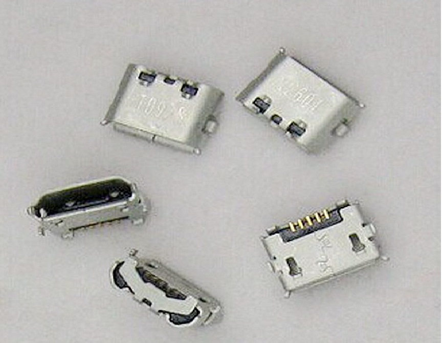 PLUG DI CARICA COMPATIBILE SONYERICSSON U5I